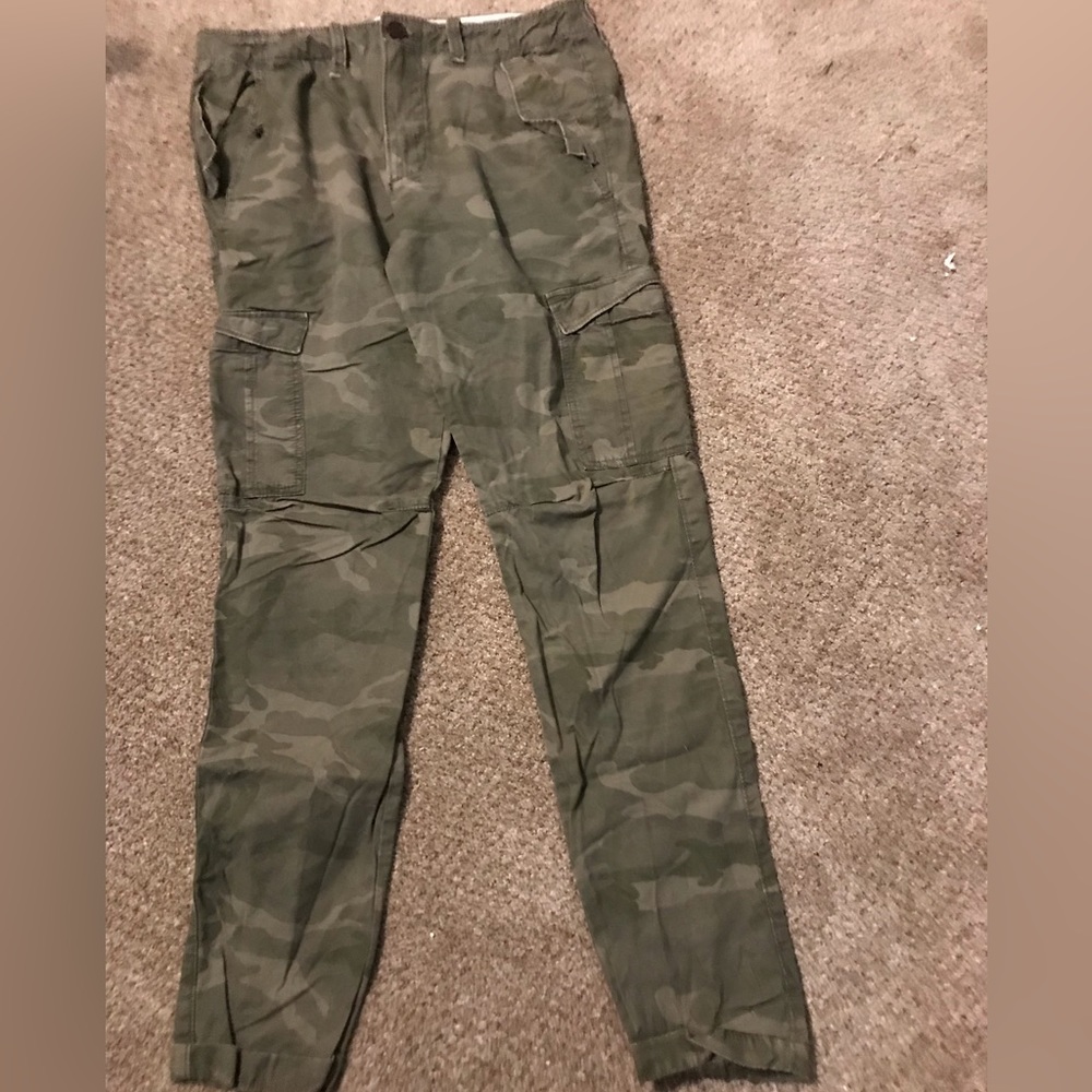 Abercrombie and finch Camo cargo Jeans size 32 x 34